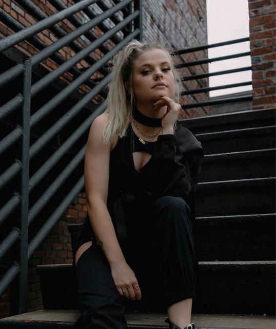 Lizzie Cates
