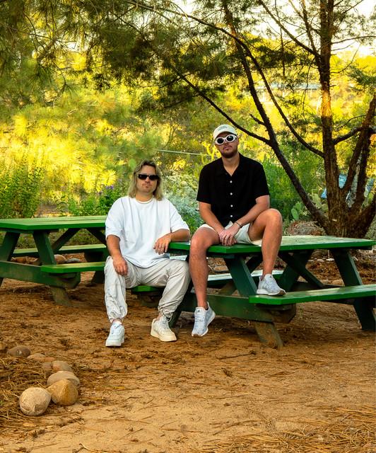 Dos Lonely Boys