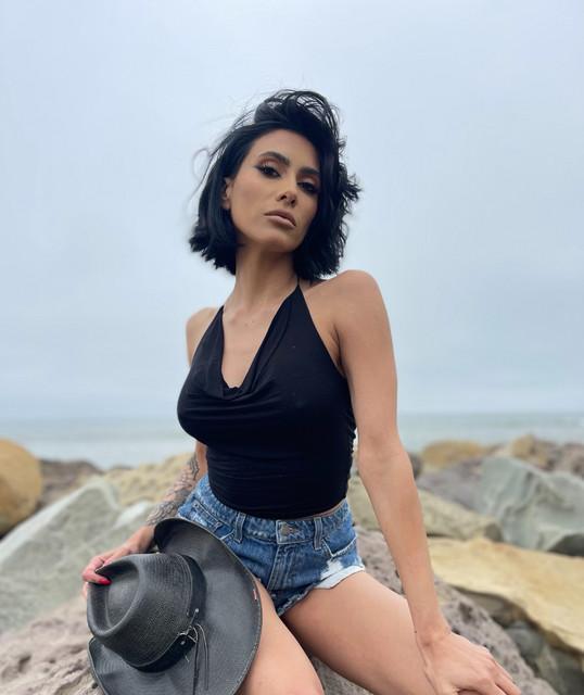 Cristina Vee