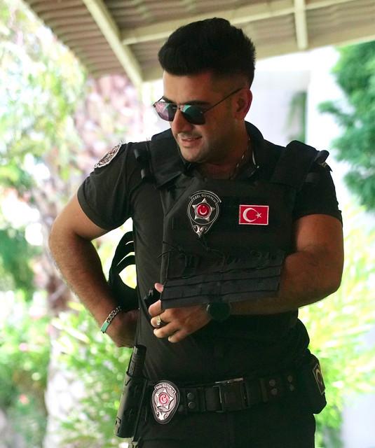 Yakışıklı Güvenlik