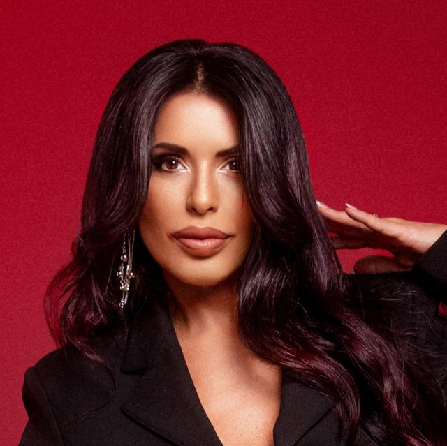 Selena Leo